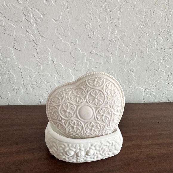 Vintage Porcelain Heart Jewelry Box With Lid Trinkets White Floral Cottagecore - Picture 2 of 5